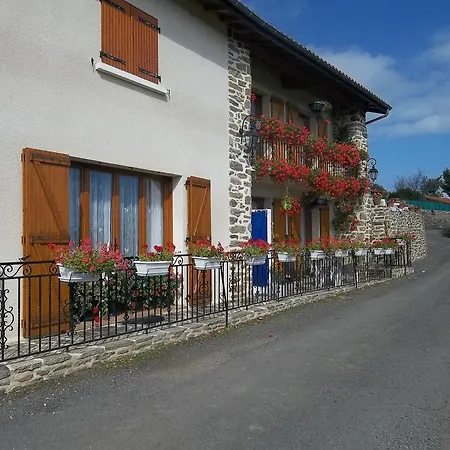 Au Bon Accueil Anciennement Le Jardin Fleuri Bonnac (Cantal)