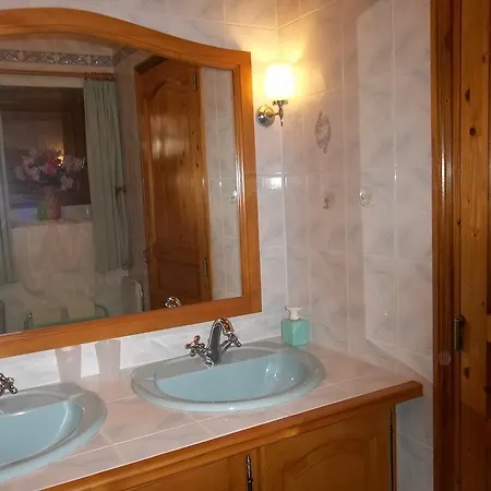 Au Bon Accueil Anciennement Le Jardin Fleuri Bonnac (Cantal)